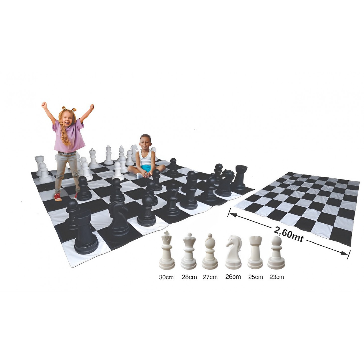 Feche peças grandes e tabuleiro de xadrez gigante de xadrez de rua no  parque